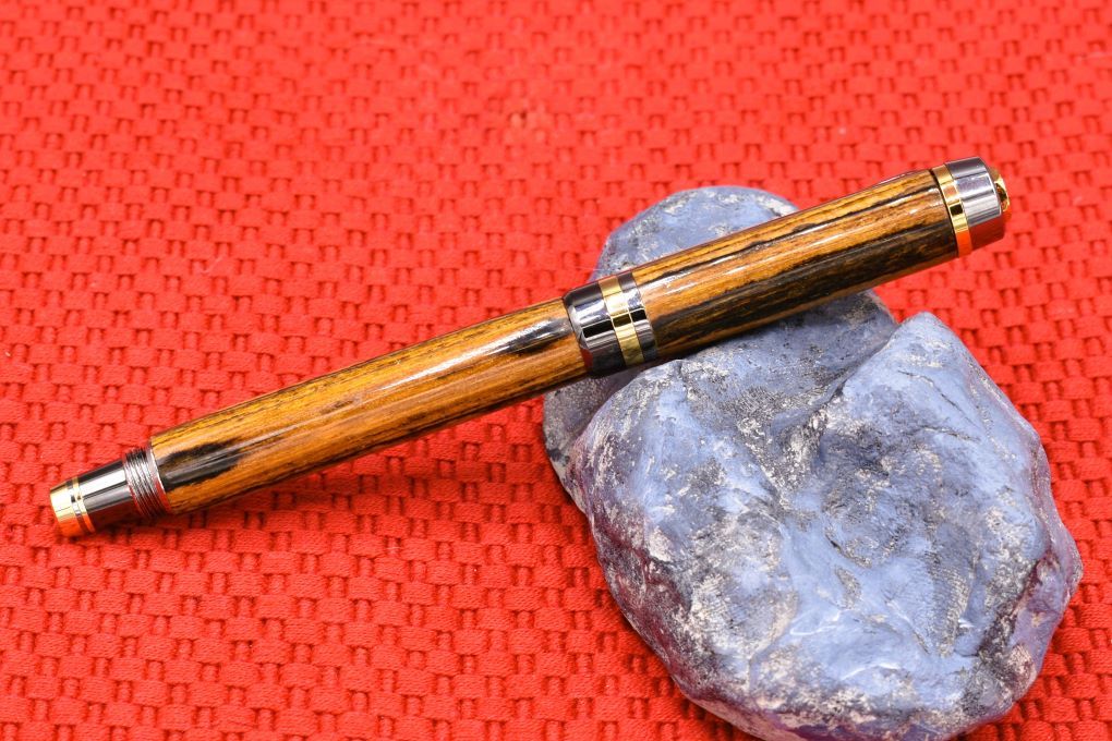 Handmade Classic fountain pen. Bocote wood.