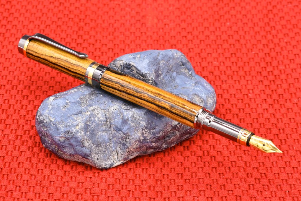 Handmade Classic fountain pen. Bocote wood.