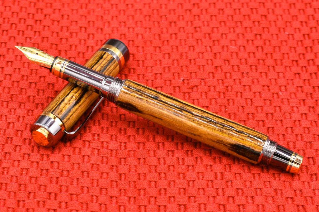 Handmade Classic fountain pen. Bocote wood.