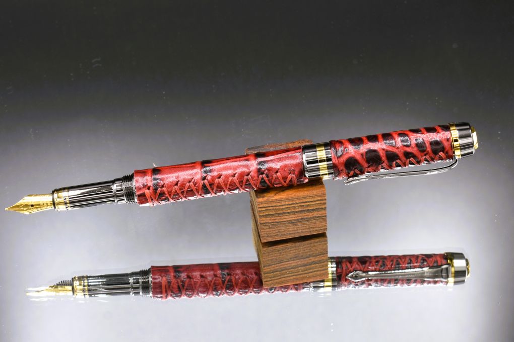 Handmade Classic fountain pen. Bordeaux crocodile embossed leather.