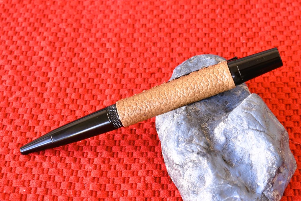 Handmade Knurl twist pen. Beige Deer skin leather.